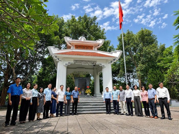 Chuyến về nguồn là dịp để các cán bộ, công chức, viên chức tri ân các thế hệ đi trước, tiếp nối truyền thống và hun đúc trách nhiệm của cán bộ ngành Tư pháp hôm nay. Ảnh: Ngọc Phúc 