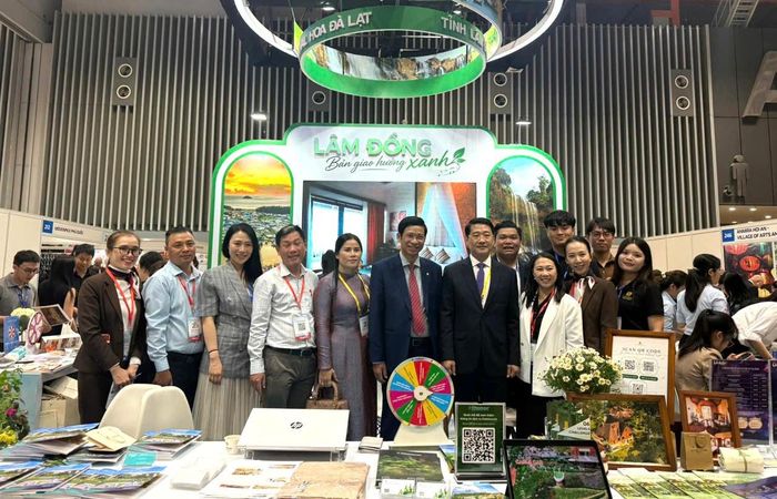 Ông Hồ An Phong - Thứ trưởng Bộ Văn hóa, Thể thao và Du lịch tham quan gian hàng Du lịch Lâm Đồng tại ITE HCMC 2026.