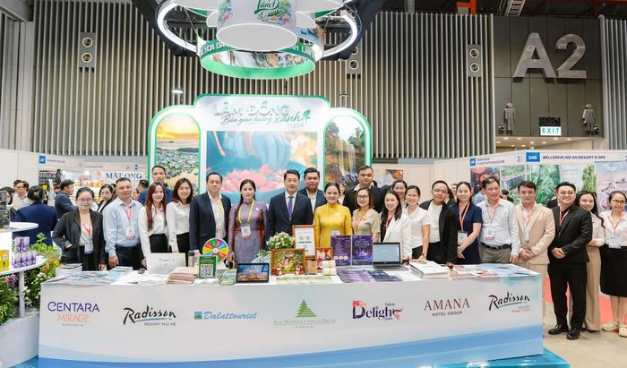 ông Nghiêm Đình Hiếu - Giám đốc Trung tâm Xúc tiến Đầu tư, Thương mại và Du lịch tỉnh Lâm Đồng tham quan gian hàng.