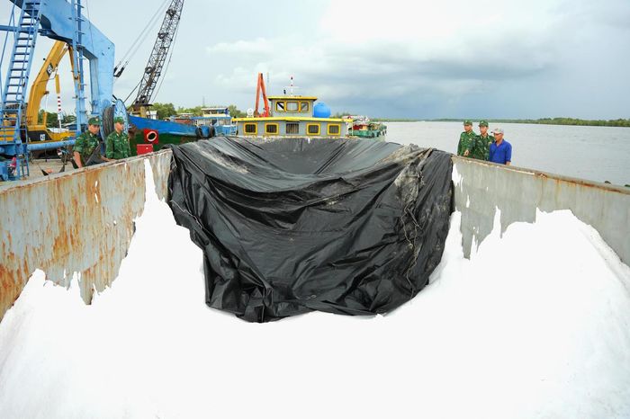 Tổ công tác Đồn Biên phòng Cửa khẩu Cảng Năm Căn phát hiện hơn 83 tấn phân urê không rõ nguồn gốc trên sà lan ĐN-1315 (Ảnh: H.T).