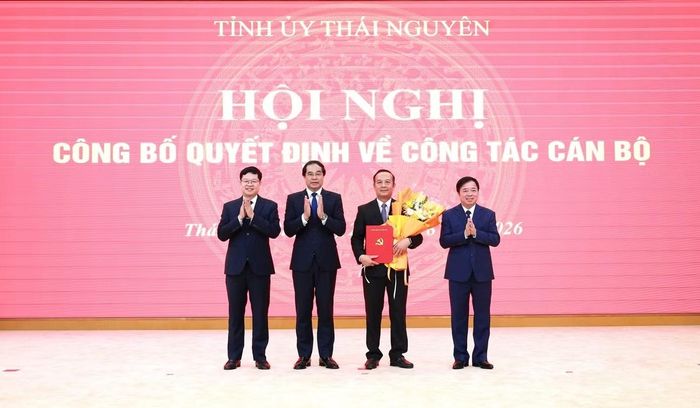 Thường trực Tỉnh ủy trao Quyết định của Ban Bí thư về việc chỉ định ông Nguyễn Minh Hùng, Chánh án TAND tỉnh tham gia Ban Chấp hành Đảng bộ tỉnh, nhiệm kỳ 2025 - 2030