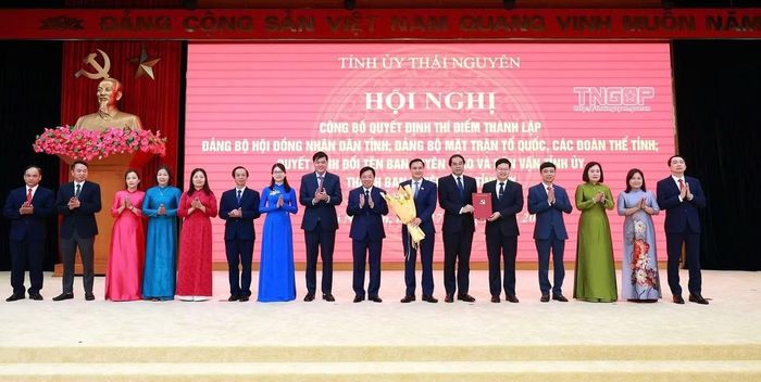 Bí thư Tỉnh ủy Trịnh Xuân Trường (thứ 6 từ phải sang) trao Quyết định và tặng hoa chúc mừng Đảng bộ Mặt trận Tổ quốc, các đoàn thể tỉnh