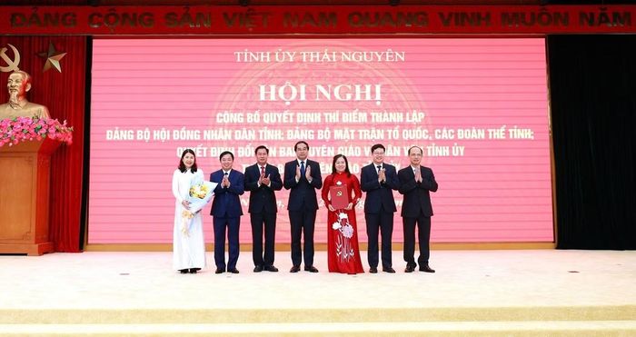 Thường trực Tỉnh ủy trao Quyết định đổi tên Ban Tuyên giáo và Dân vận Tỉnh ủy thành Ban Tuyên giáo Tỉnh ủy