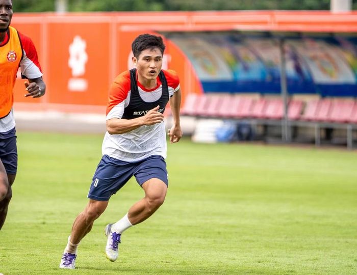 Ngôi sao của U23 Việt Nam, tiền vệ/hậu vệ Nguyễn Phi Hoàng là sự bổ sung đáng chú ý trong đội hình Công an TPHCM. Sau nhiều năm gắn bó với CLB SHB Đà Nẵng, Phi Hoàng chuyển đến bến đỗ tham vọng hơn. Trong khi đó, Võ Huy Toàn chia tay Công an TPHCM và trở lại SHB Đà Nẵng.
