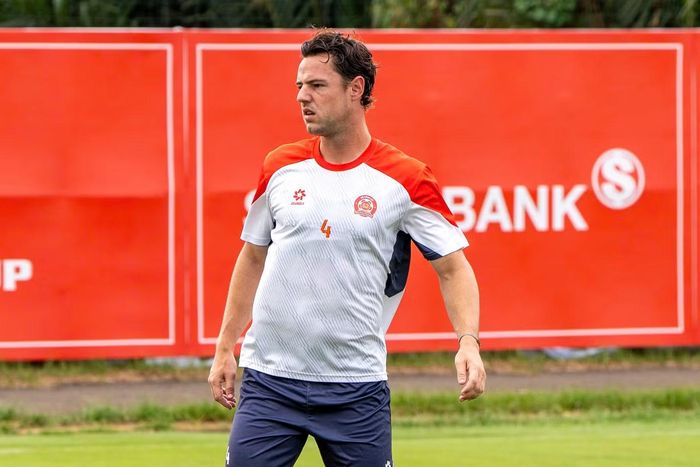 Dirk Abels, trung vệ 29 tuổi, được kỳ vọng giúp Công an TPHCM nâng cấp hàng thủ. Anh từng trưởng thành ở lò đào tạo CLB PSV. Sau đó, Abels khoác áo CLB Sparta Rotterdam và ra sân hơn 100 trận ở giải VĐQG Hà Lan. Trước khi chuyển đến V.League, Abels thuộc biên chế CLB Grasshopper ở giải đấu cao nhất Thụy Sĩ.