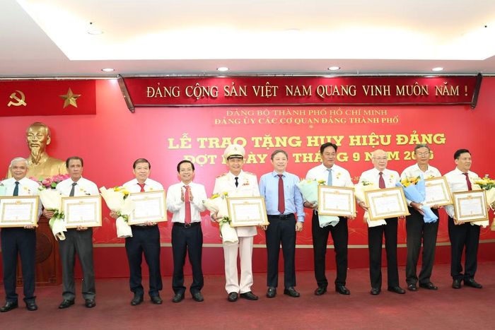 Nhiều đảng viên là lãnh đạo các ban Đảng, tổ chức chính trị - xã hội trên địa bàn TPHCM nhận Huy hiệu 35 năm tuổi Đảng.