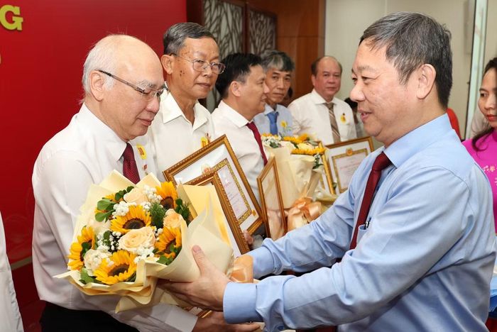 Trưởng Ban Tuyên giáo và Dân vận Thành ủy TPHCM Dương Anh Đức trao Huy hiệu 35 năm tuổi Đảng tặng ông Phan Nguyễn Như Khuê.