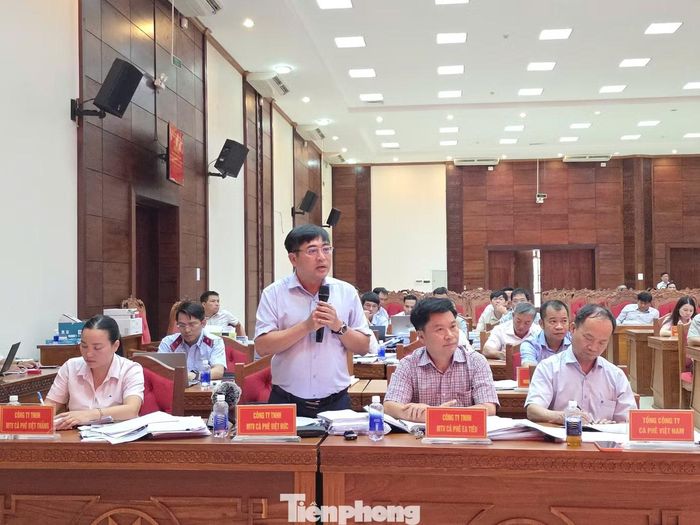 Đại diện 3 công ty cà phê trả lời các kiến nghị của người dân.