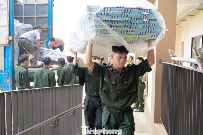 Lực lượng công an di chuyển, sắp xếp bàn ghế.