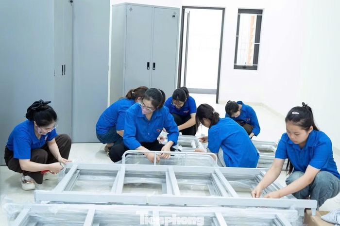 Các đoàn viên thanh niên cùng bộ đội biên phòng cùng tích cực hỗ trợ dọn dẹp vệ sinh, trang trí lớp học.