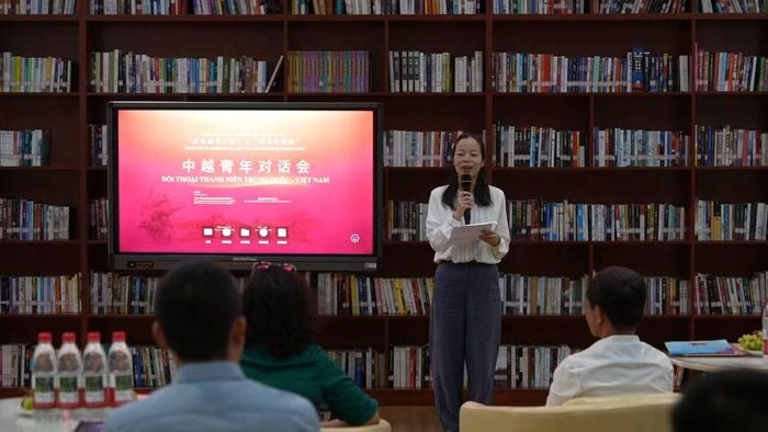 Nhà báo Lưu Phương Hoa, Đài Phát thanh - Truyền hình Trung ương Trung Quốc.