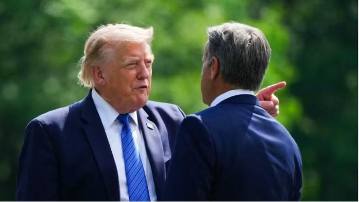 Tổng thống Mỹ Donald Trump nói chuyện với Giám đốc CIA John Ratcliffe. (Ảnh: Axios)