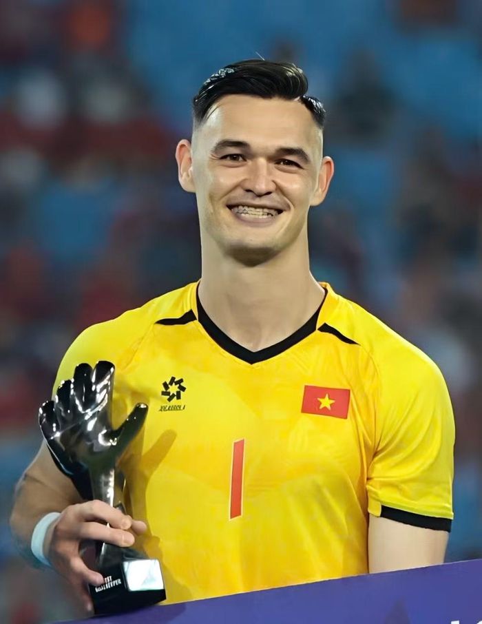 Hoàng Oanh mặc áo đôi với Patrik Lê Giang khi đến cổ vũ tối 26/8.