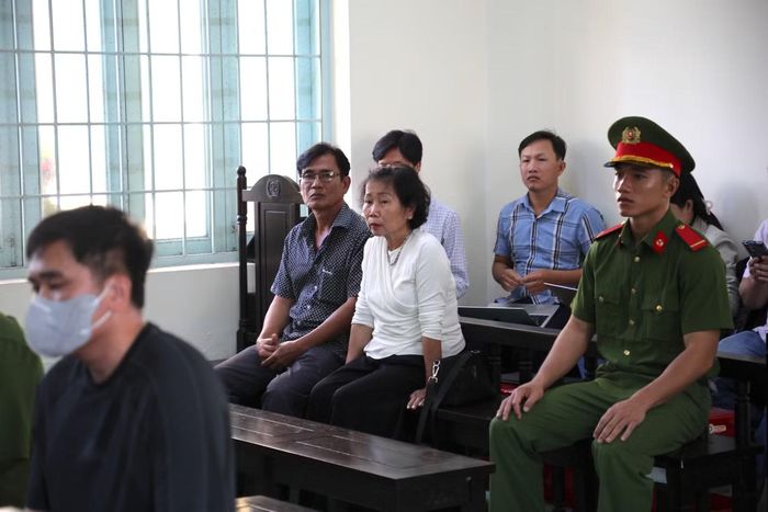 Ba mẹ bị cáo Nguyễn Văn Bảo Trung tại phiên tòa. Ảnh: Nhật Huy
