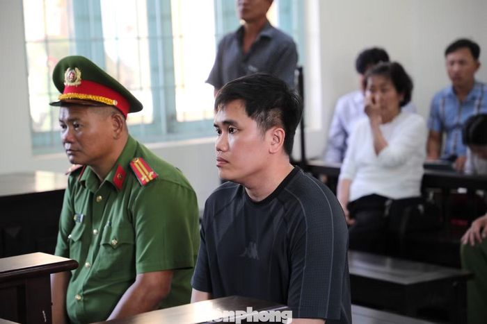 Bị cáo Nguyễn Văn Bảo Trung - tài xế xe tải liên quan vụ tai nạn, được lực lượng chức năng dẫn giải đến phiên tòa từ sớm.