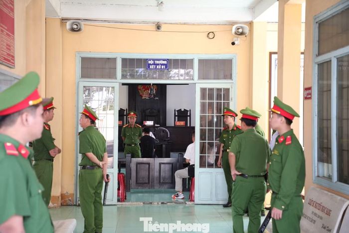 Hàng chục cảnh sát được bố trí làm nhiệm vụ bên trong và bên ngoài khu vực xét xử. Người tới dự và phóng viên đến tác nghiệp được kiểm tra an ninh nghiêm ngặt.