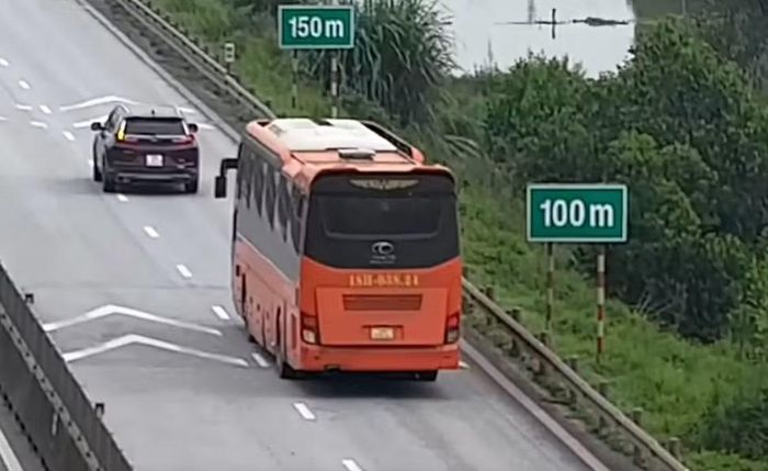 Vạch mũi nhọn kèm biển để xác định khoảng cách giữa 2 xe.