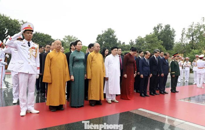  Đoàn đại biểu Ủy ban Trung ương MTTQ Việt Nam dâng hương, tưởng niệm các Anh hùng liệt sĩ tại Đài Tưởng niệm các Anh hùng liệt sĩ trên đường Bắc Sơn (Hà Nội). 