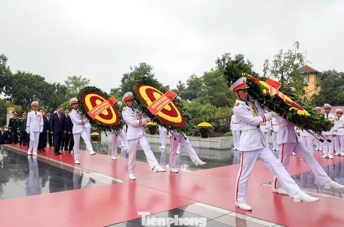 Sáng cùng ngày, Đoàn đại biểu Ban Chấp hành Trung ương, Chủ tịch nước, Quốc hội, Chính phủ đã tới dâng hương, tưởng niệm các Anh hùng liệt sĩ tại Đài Tưởng niệm các Anh hùng liệt sĩ trên đường Bắc Sơn (Hà Nội). Vòng hoa của đoàn mang dòng chữ: "Đời đời nhớ ơn các Anh hùng liệt sĩ".