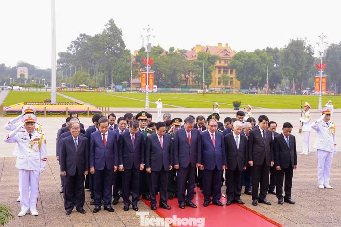  Tổng Bí thư, Chủ tịch nước Tô Lâm và các đồng chí lãnh đạo, nguyên lãnh Đảng, Nhà nước vào Lăng viếng Chủ tịch Hồ Chí Minh, sáng 28/8. Vòng hoa của đoàn mang dòng chữ: "Đời đời nhớ ơn Chủ tịch Hồ Chí Minh vĩ đại". 