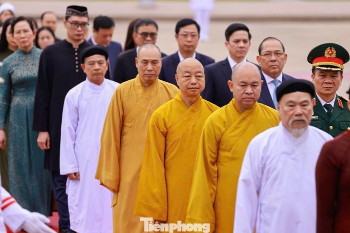  Sáng 28/8, Đoàn đại biểu Ủy ban Trung ương MTTQ Việt Nam đã vào Lăng viếng Chủ tịch Hồ Chí Minh. 