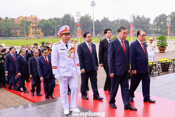  Tổng Bí thư, Chủ tịch nước Tô Lâm và các đại biểu vào Lăng viếng Bác. 