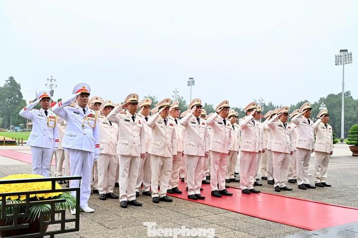 Đoàn đại biểu Quân ủy Trung ương - Bộ Quốc phòng; Đảng ủy Công an Trung ương - Bộ Công an vào Lăng viếng Chủ tịch Hồ Chí Minh. 