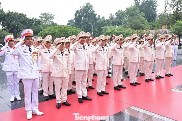 Đoàn đại biểu Quân ủy Trung ương - Bộ Quốc phòng; Đảng ủy Công an Trung ương - Bộ Công an dâng hương, tưởng niệm các Anh hùng liệt sĩ tại Đài Tưởng niệm các Anh hùng liệt sĩ trên đường Bắc Sơn (Hà Nội).
