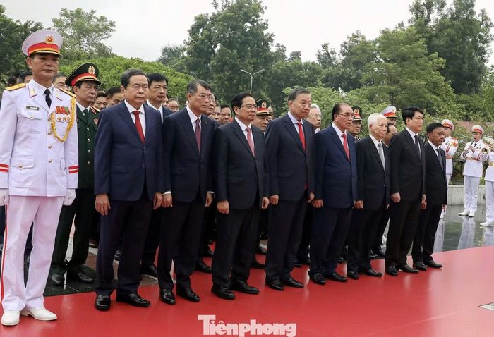Với lòng thành kính và biết ơn vô hạn, các đại biểu nghiêng mình tưởng niệm các Anh hùng liệt sĩ - những người con ưu tú của dân tộc đã hy sinh trọn đời mình cho quê hương, Tổ quốc. Trong suốt chặng đường cách mạng của Đảng, của dân tộc, với khát vọng, niềm tin chân lý “Không có gì quý hơn độc lập, tự do”, tinh thần “Quyết tử cho Tổ quốc quyết sinh”, lớp lớp những người con ưu tú đất Việt đã dũng cảm xung phong ra trận, anh dũng chiến đấu, hy sinh quên mình thực hiện nhiệm vụ, vì sự nghiệp xây dựng, bảo vệ Tổ quốc, vì sự bình yên, hạnh phúc của nhân dân.