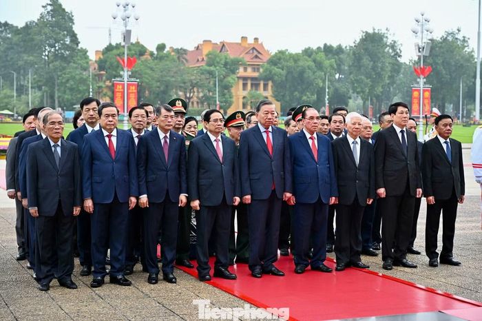 Trước anh linh Chủ tịch Hồ Chí Minh, các đại biểu bày tỏ lòng biết ơn vô hạn, thành kính tưởng nhớ công lao to lớn của Người đối với sự nghiệp cách mạng của Đảng và dân tộc ta. Người đã cống hiến cả cuộc đời cho dân, cho nước, dẫn dắt Đảng ta, nhân dân ta làm nên những thắng lợi vẻ vang.