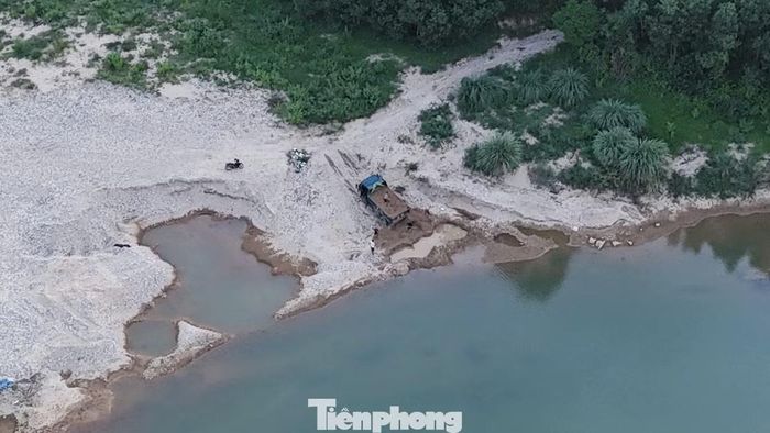 Ngang nhiên đưa xe tải ra đoạn sông Trà Bồng (xã Trà Bồng, tỉnh Quảng Ngãi) để khai thác cát trái phép. Ảnh: Nguyễn Ngọc
