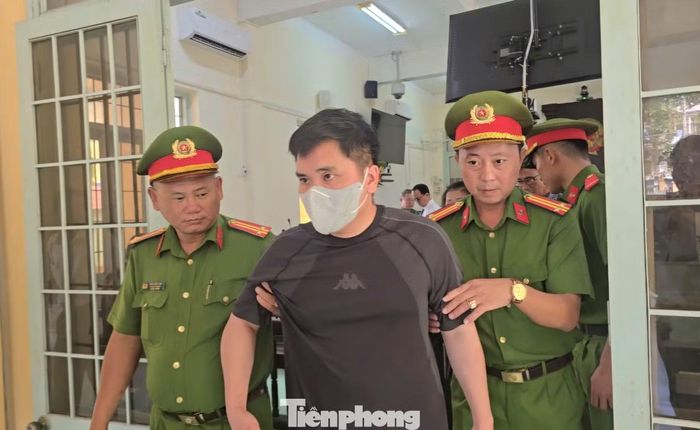 Bị cáo Trung rời phòng xét xử.