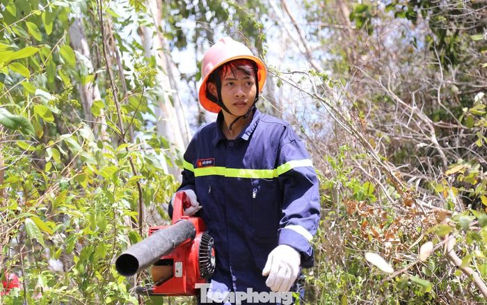 Các lực lượng được huy động đến hiện trường dập lửa. (Ảnh: Trương Định)