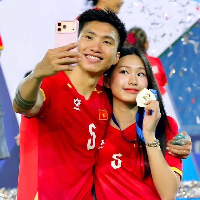 Doãn Hải My đưa con trai đến xem Văn Hậu thi đấu ở chung kết ASEAN Cup 2026.