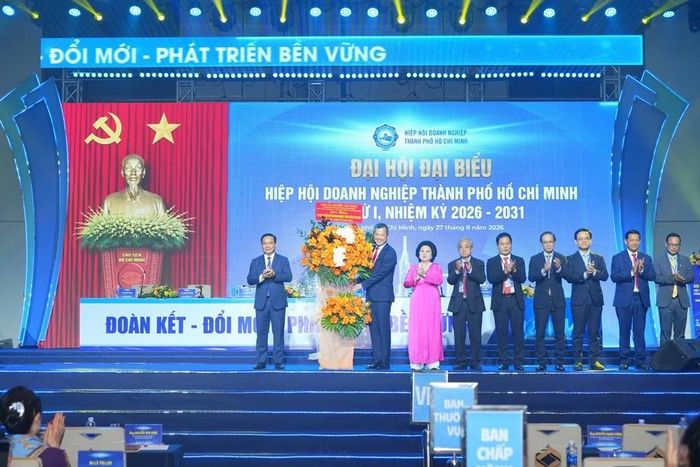 Chủ tịch UBND TPHCM Nguyễn Văn Được tặng hoa cho Ban Chấp hành Liên đoàn Doanh nghiệp TPHCM