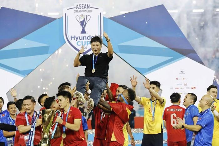  HLV Kim Sang-sik đang liên tiếp gặt hái thành công cùng bóng đá Việt Nam. 