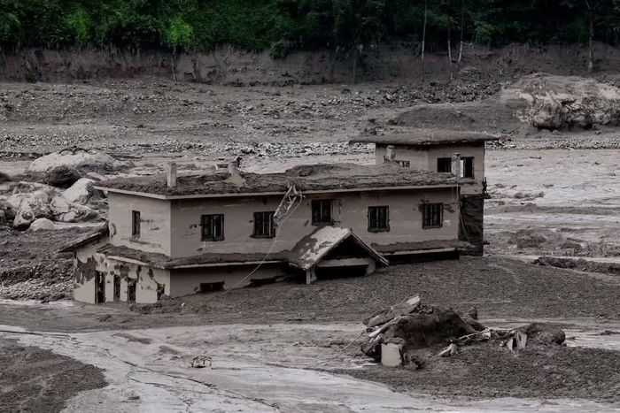 Bùn đất nhấn chìm một ngôi nhà ở Nuwakot (Nepal). (Ảnh: Reuters)