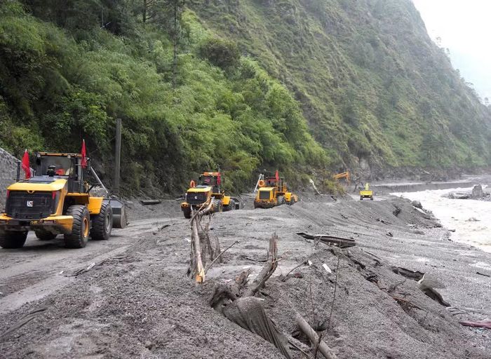 Trung Quốc huy động máy móc dọn dẹp bùn đất sau trận lũ quét. (Ảnh: Reuters)