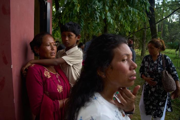 Người dân Nuwakot sốt ruột chờ đợi thông tin về những người thân mất tích. (Ảnh: AP)
