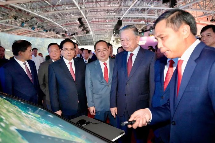 Lãnh đạo thành phố Quảng Ninh trình bày quy hoạch của thành phố qua bản đồ số.
