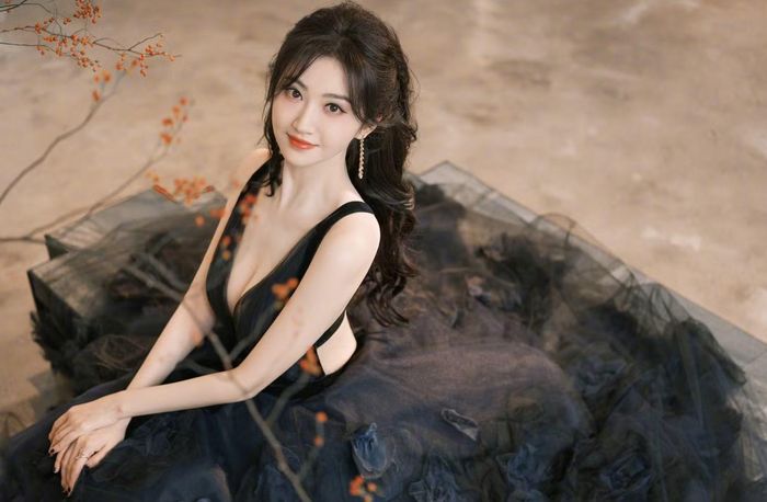 Nhiều khán giả chán ngán vì Cảnh Điềm luôn dùng nhan sắc tiếp cận đại gia.