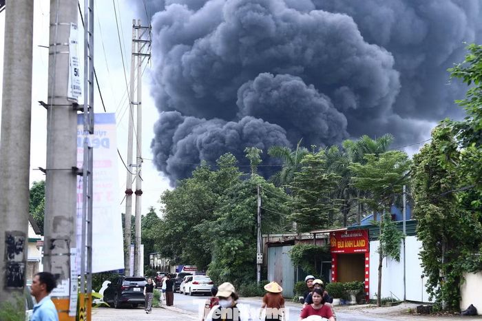 Do bên trong kho xưởng này chứa nhiều hàng hóa, sản phẩm nhựa nên ngọn lửa nhanh chóng bùng lên dữ dội, kèm theo cột khói đen cuồn cuộn.