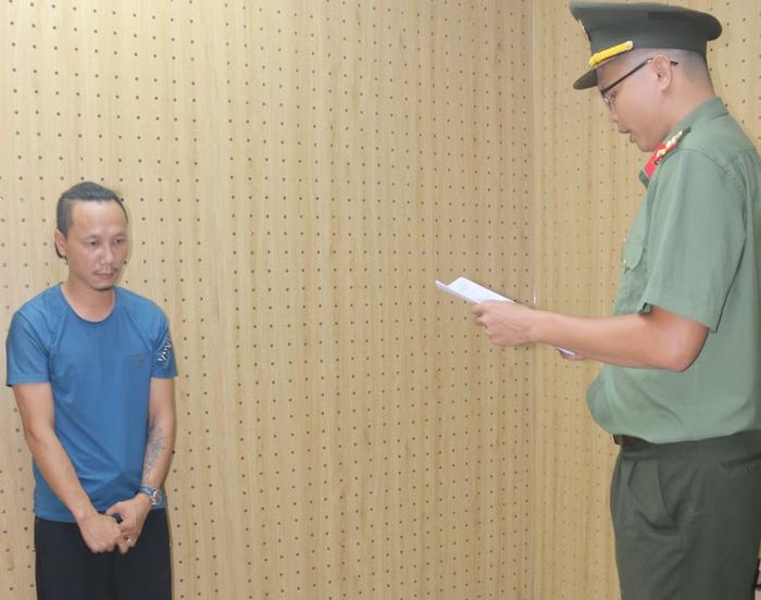 Công an tống đạt quyết định khởi tố bị can và thi hành lệnh bắt tạm giam đối với Thân Văn Tấn.