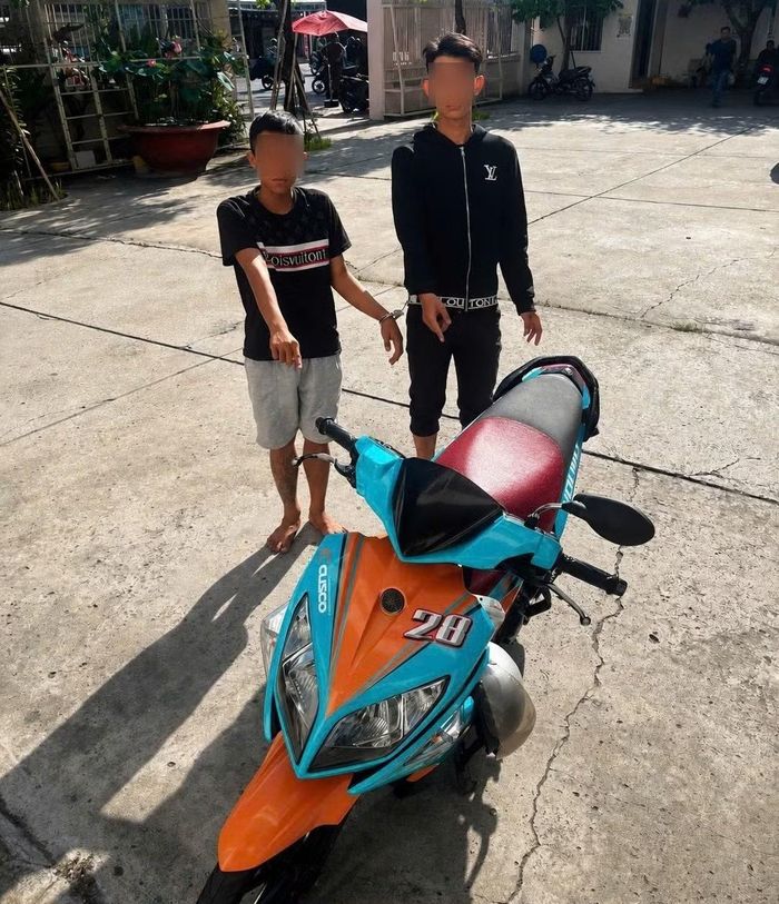 Hai đối tượng gây án cùng tang vật.