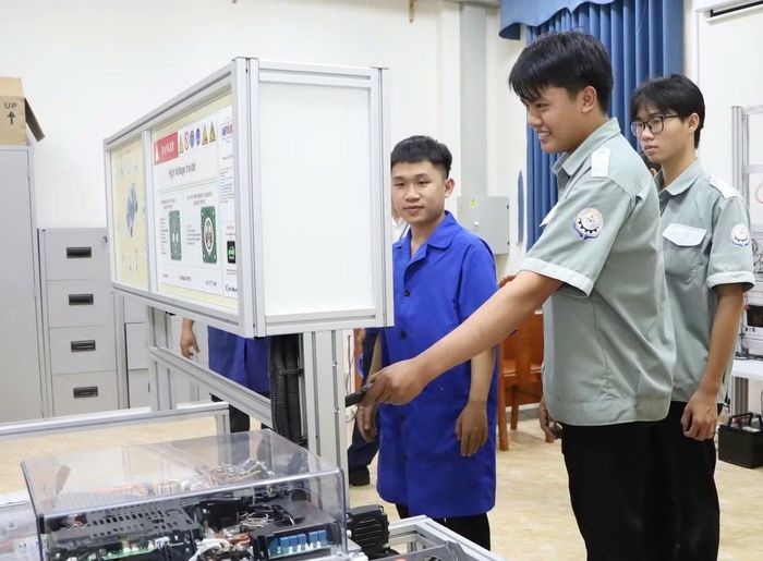 Các kỹ sư trẻ làm việc tại một nhà máy ở Khu Kinh tế Vân Phong - Khánh Hòa.