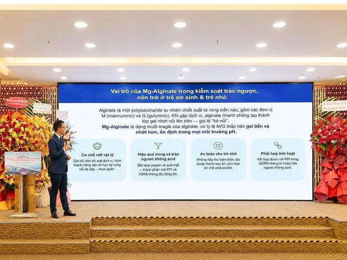BSCKII. Phạm Đoàn Tấn Tài trình bày báo cáo chuyên môn về giải pháp cơ học tạo bè nổi trong hỗ trợ kiểm soát trào ngược.