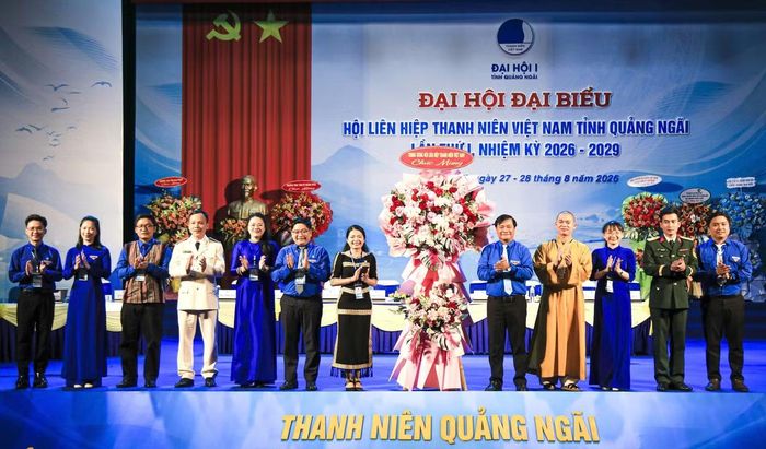 Ông Nguyễn Ngọc Toàn - Phó Chủ tịch Trung ương Hội LHTN Việt Nam, Tổng Biên tập Báo Thanh Niên tặng hoa chúc mừng đại hội.
