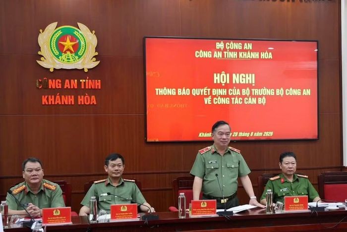  Thiếu tướng Lê Hữu Phước (đứng) phát biểu chúc mừng Đại tá Nguyễn Bá Thành. ﻿Ảnh: CAKH 