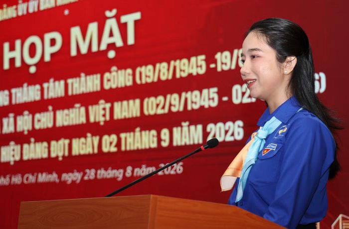 Đảng viên trẻ Trần Thị Quỳnh Như phát biểu cảm nghĩ tại buổi lễ. Ảnh: Ngô Tùng.