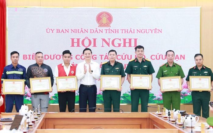 Chủ tịch UBND tỉnh Thái Nguyên Vương Quốc Tuấn trao Bằng khen cho các tập thể xuất sắc.